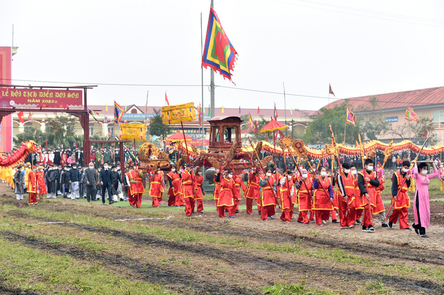 Mở đầu lễ hội là màn rước lễ trong tiếng trống hội rộn rã, cùng các màn múa rồng truyền thống hết sức đẹp mắt và sinh động để khai mạc lễ hội - Ảnh: VGP/Đức Tuân